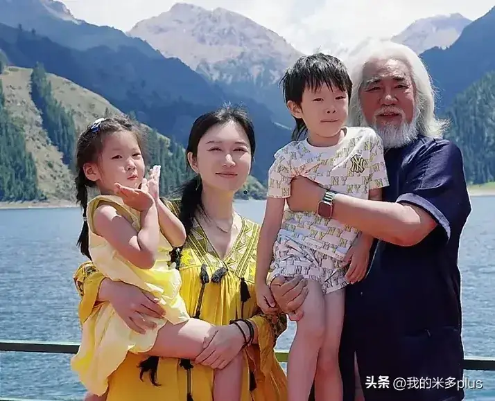 张纪中为妻子杜星霖牵骆驼秀恩爱,老年肚越来越大,脸晒得黢黑