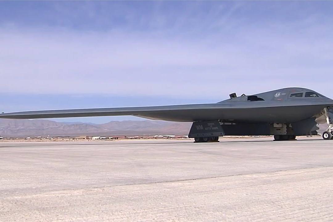 实拍b2幽灵隐身轰炸机在机场轰油门滑跑出勤