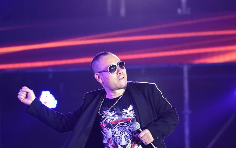 零点乐队嗨翻全场,主唱周晓鸥年近五十依然活力四射