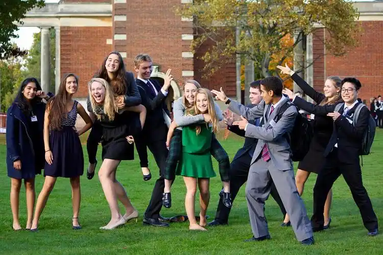 法兰克福国际学校的学生们开心合影