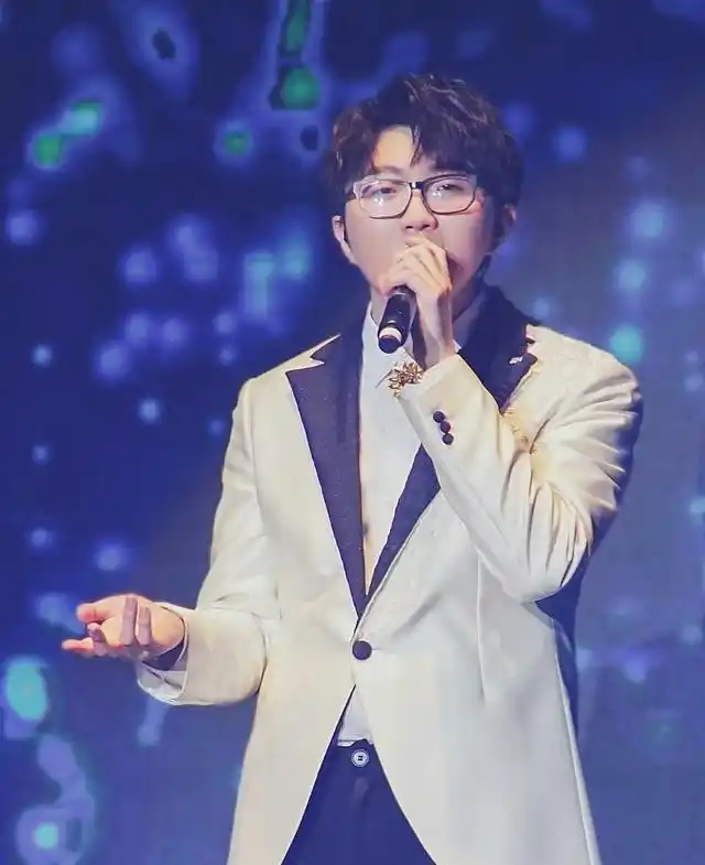 爆红第5年,被华晨宇否定的毛不易,终于开始融入娱乐圈