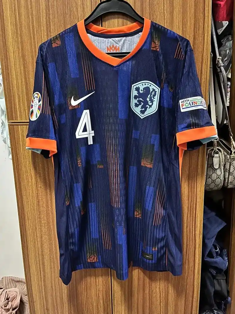 琪琪球衣小店 粉丝 42 获赞 369 关注 顶配2024欧洲杯荷兰队客场窃北