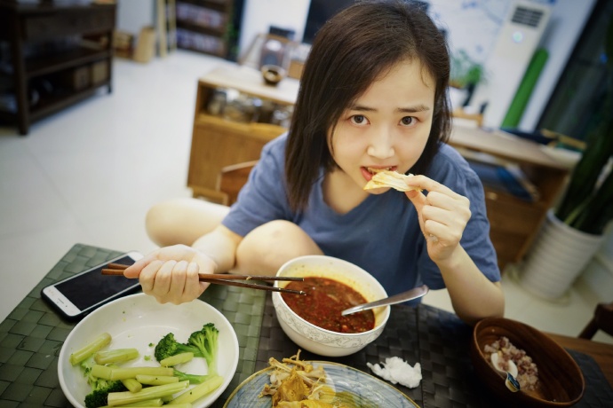 为什么我拍的照片都是毛毛吃饭呢?