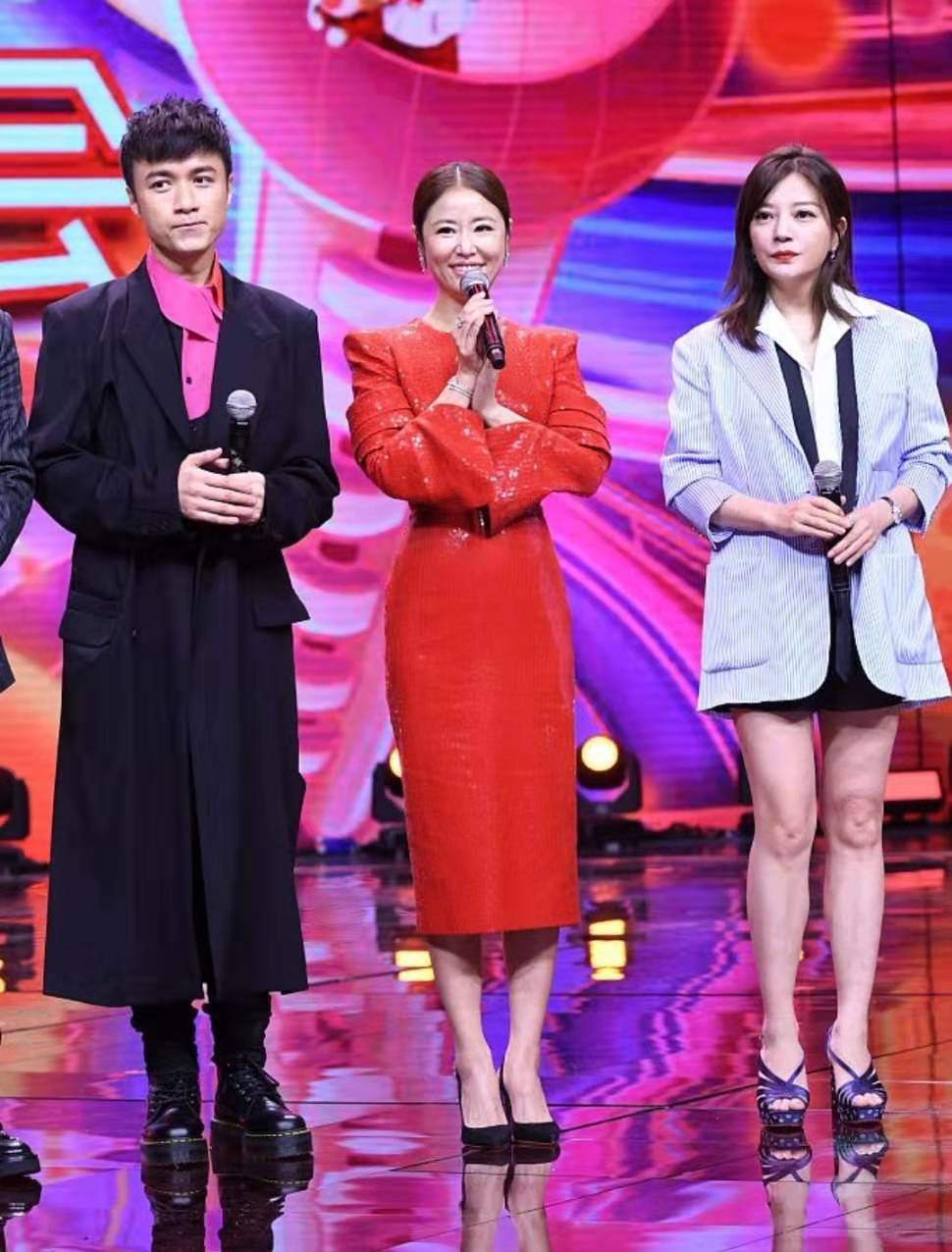 赵薇林心如再同框,一个西装裙大秀美腿,一个穿红裙美得耀眼!