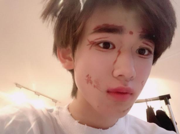 宋亚轩尝试大红色口红,化上浓妆颜值惊艳,宛如真人版芭比娃娃