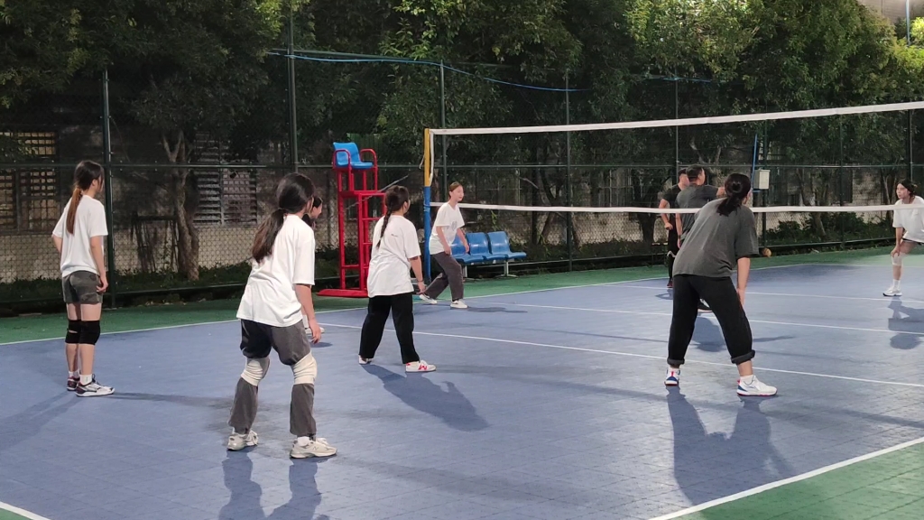 淮南职业技术学院打排球的女孩