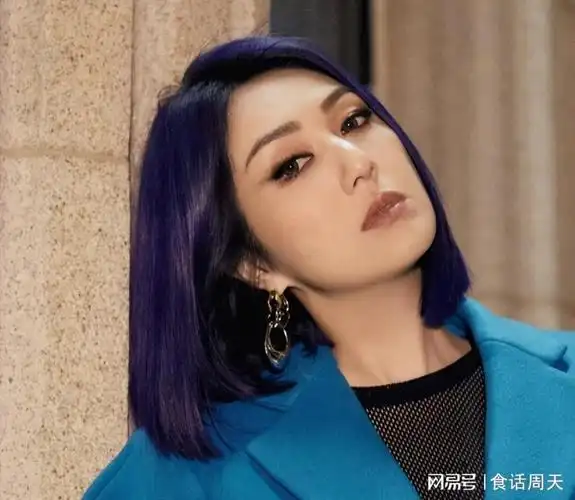 50岁杨千嬅现身湛江染紫发皮肤松垮显老态被嘲又老又壮老十岁