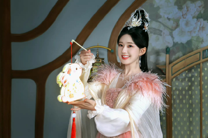 赵露思神隐元宵节三宫格剧照##赵露思神隐元宵节花灯剧照