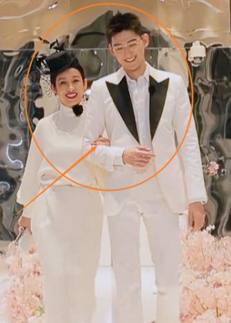 晚宴时,张翰一一牵着妻子的手出场,唯独放过了吴宣仪