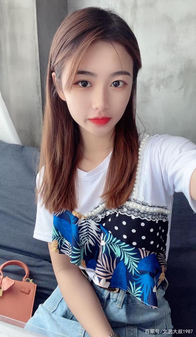 清纯小美女和她的闺蜜自拍照