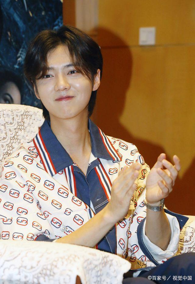 鹿晗这妆一卸真的成女生了?