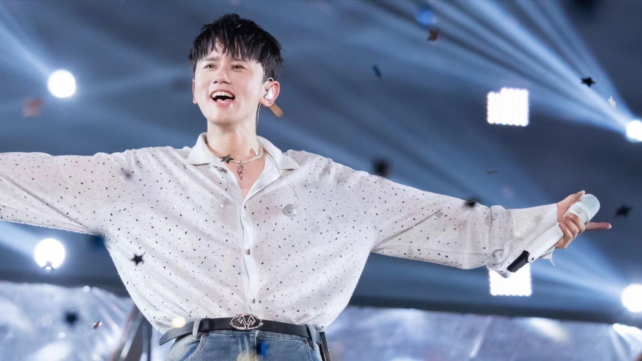 杨超越泪洒张杰演唱会,梦回2018,张杰:你已经是更好的你了