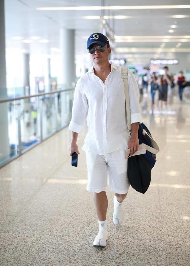 吴京肤色登上热搜后他穿了一身白装现身机场_镜头_少年气_手指