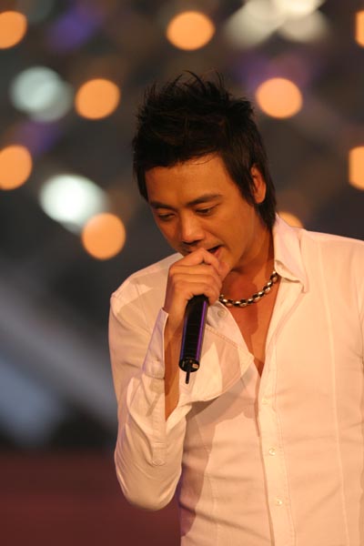 信乐团主唱遭不明人士误伤