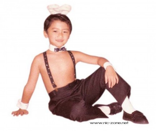 搜集了一组谢霆锋的童年照,对比之下,谢霆锋童年照与两个儿子都撞脸