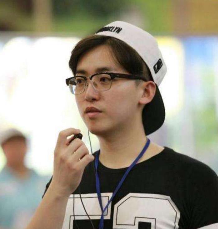 奔跑吧兄弟导演跑男导演凭颜值出道