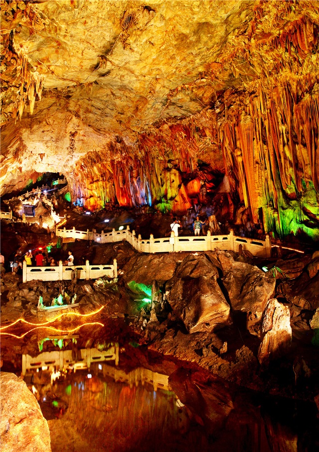 常年恒温18度!兰溪地下长河趣味纳凉 男女老少争当"吃瓜群众"