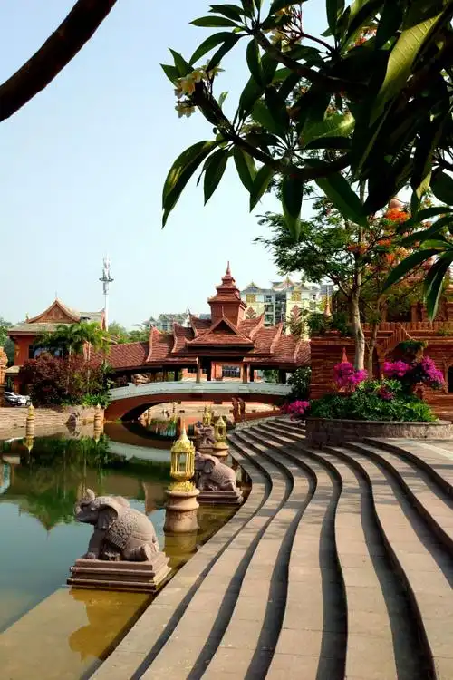 西双版纳又一道亮丽的风景__建设中的景洪傣乡水城