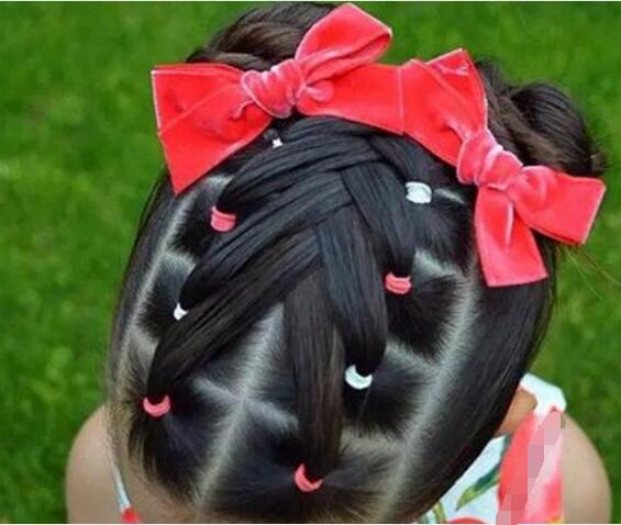 宝宝双丸子头发型扎法 华丽又可爱