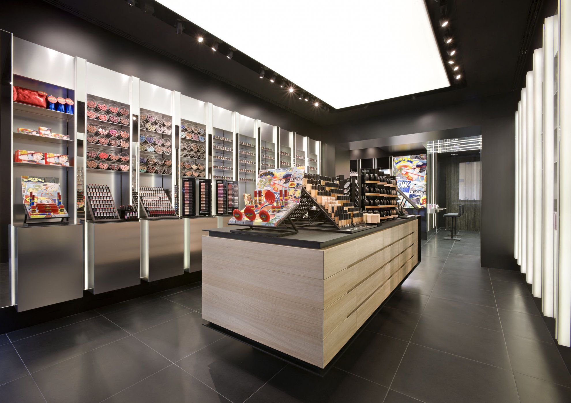 化妆品店面吊顶设计装修效果图片_装信通网效果图