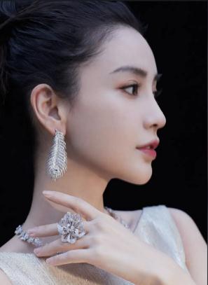 杨颖的侧脸时美时丑,下颚线有时候不稳定,奇奇怪怪的凹陷,很难让人