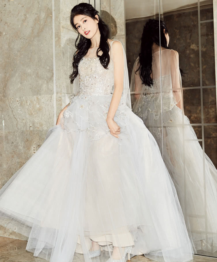 同样是穿晚礼服白鹿穿出了婚纱的气质集千万宠爱的s级美貌