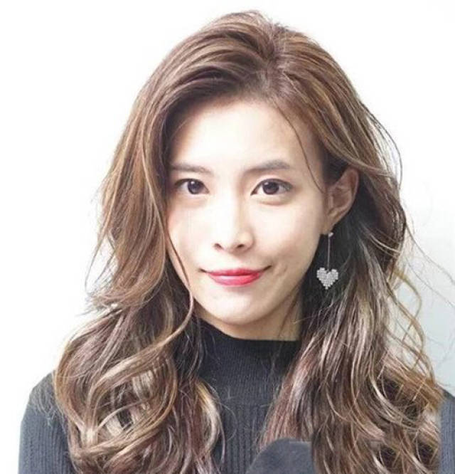 2018卷发发型图片,长发烫个大卷发浪漫又性感