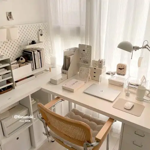 靠窗书桌布置已经闻到了夏天的味道