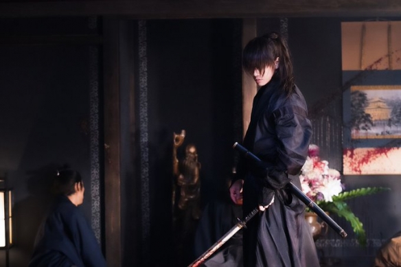 真人电影《浪客剑心》最终章新剧照 佐藤健一袭黑衣