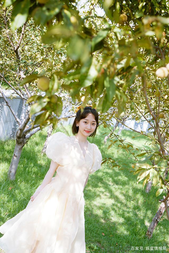 搭配俏皮蝴蝶结头饰,在树林中回眸一笑,清新可爱少女感十足