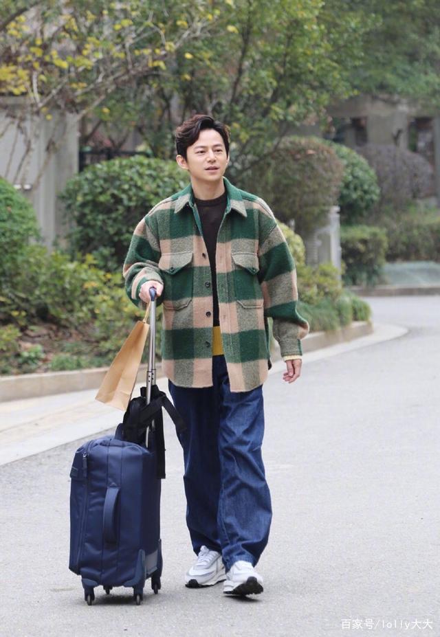 何炅老师46岁为何不显老?看他的穿搭就知道了!