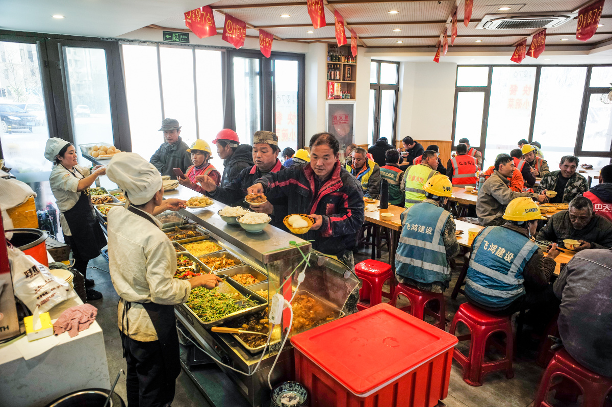 《七点小饭店民工大食堂》2021年11月22日中午时分,济南望岳西路吉康