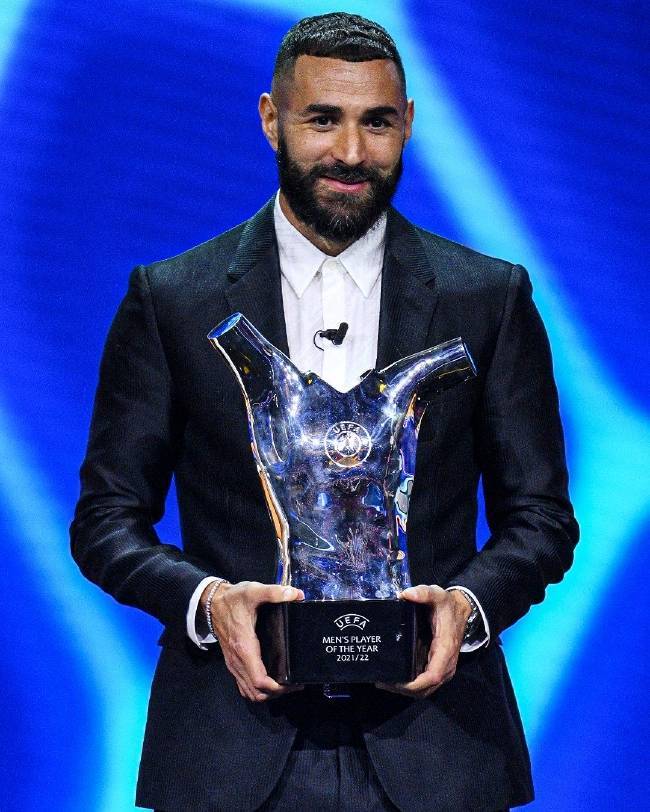 赛前有媒体透露本泽马获得了欧足联最佳球员奖杯,结果并不意外.