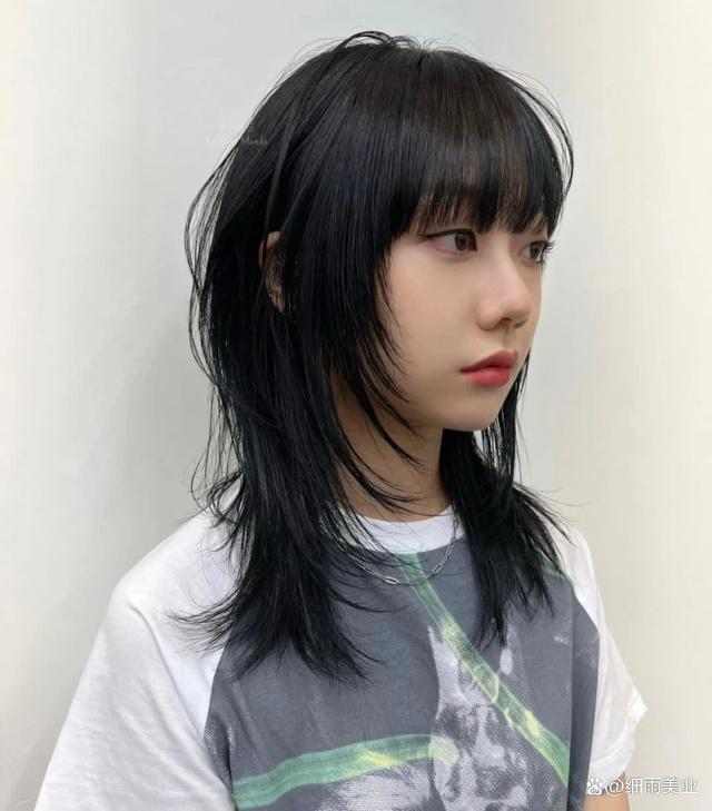 中长发少年感鲻鱼头太酷了,这款发型有着非常可爱帅气的小狼尾,发型是