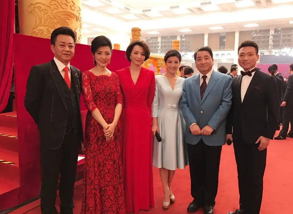 原创董卿跟最佳搭档朱军同框一个老气横秋一个穿红裙貌美年轻但都是有