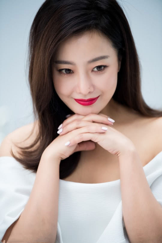 韩女星金喜善最新写真照公开 41岁仍似少女一脸娇羞颜值依旧