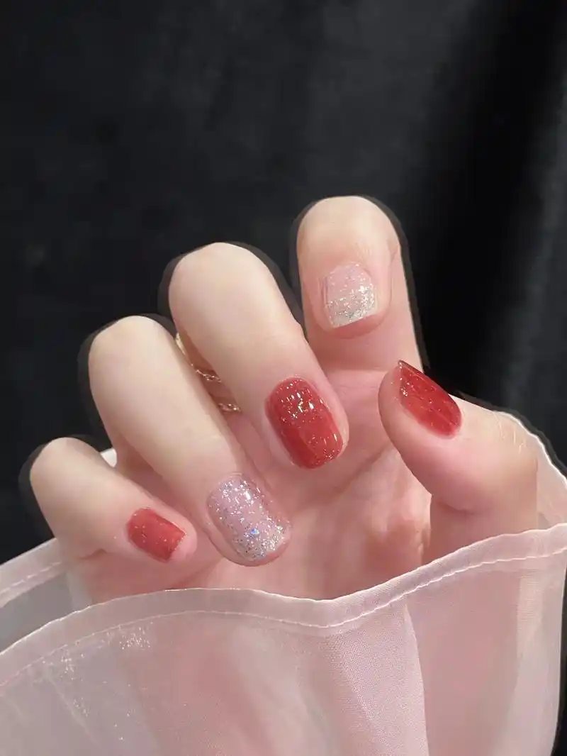款美甲|9496节日氛围感涂它就对了…这组的红色自带金色细 - 抖音