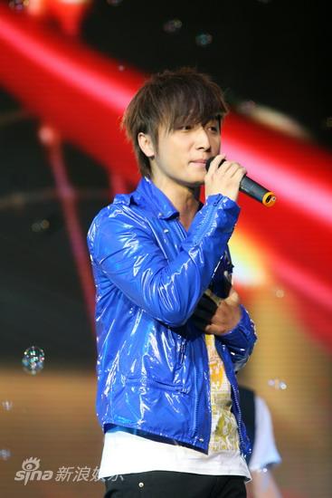 图文机器侠首映方力申深情唱