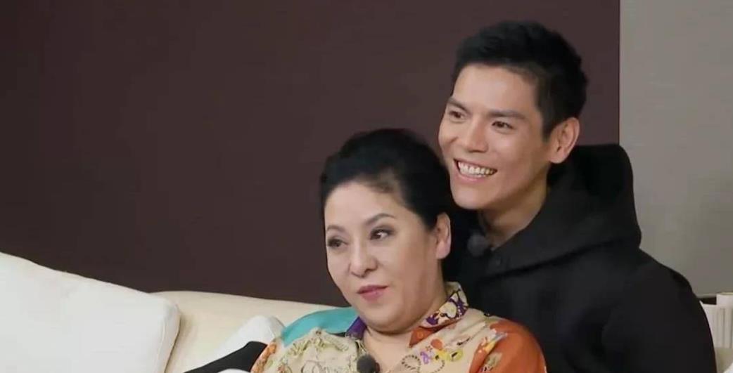 向佑曾大闹太子酒店,差点失去两条腿,亲生兄弟为何性格迥异?