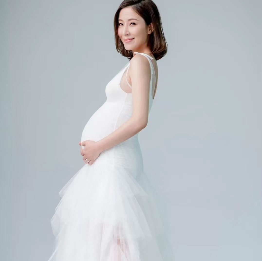 钟嘉欣新一辑孕照胜在够自然 重温过去女星孕照边个最靓?