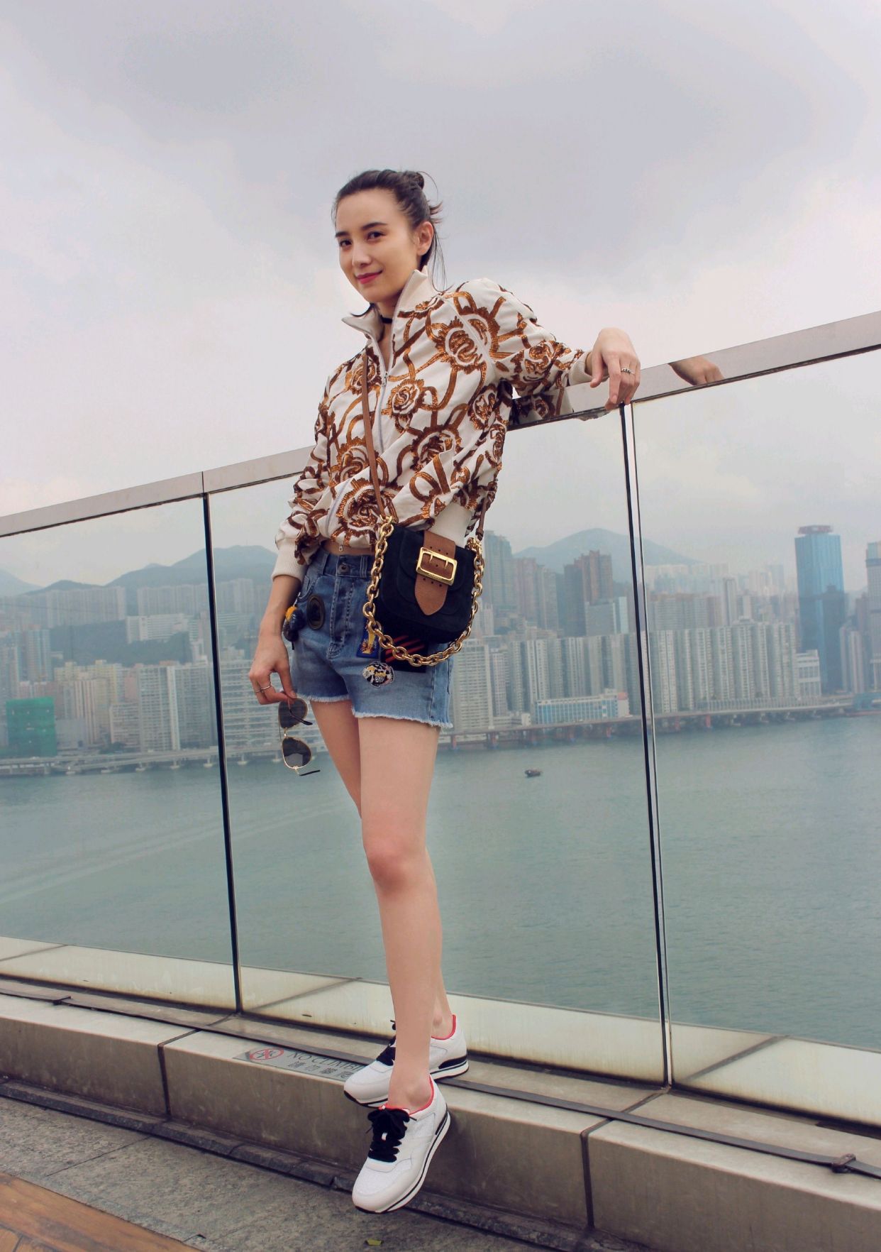 原创40岁的宋佳穿搭很高级,身穿印花外套配蓝色牛仔热裤,时尚又减龄