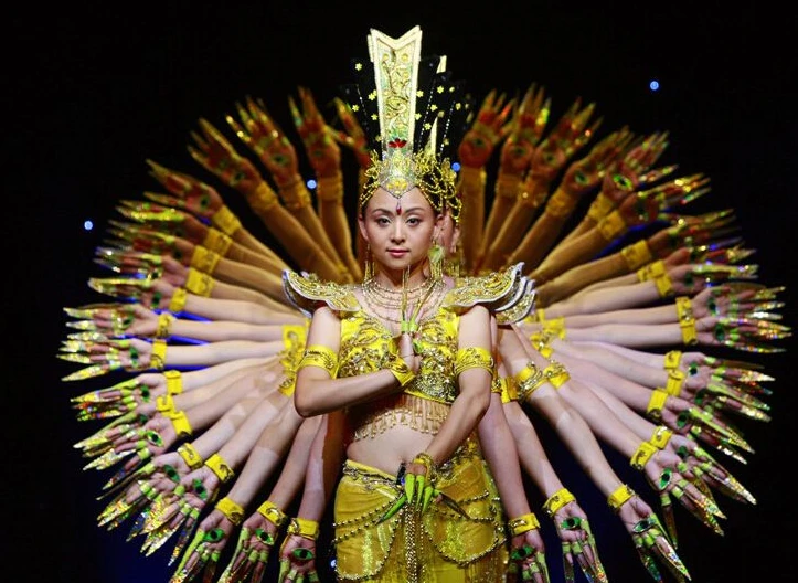 当年春晚的"千手观音"聋哑人邰丽华,成名后被富豪追,如今成了这样!