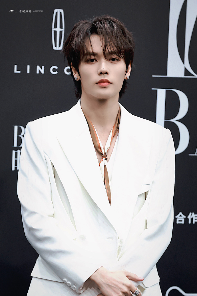 林彦俊白色v领西装造型