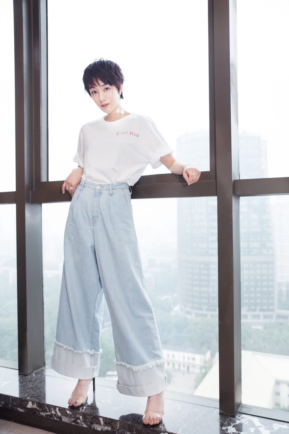 《沙海》定档发布会 陈泇文清爽亮相被赞"初恋脸"