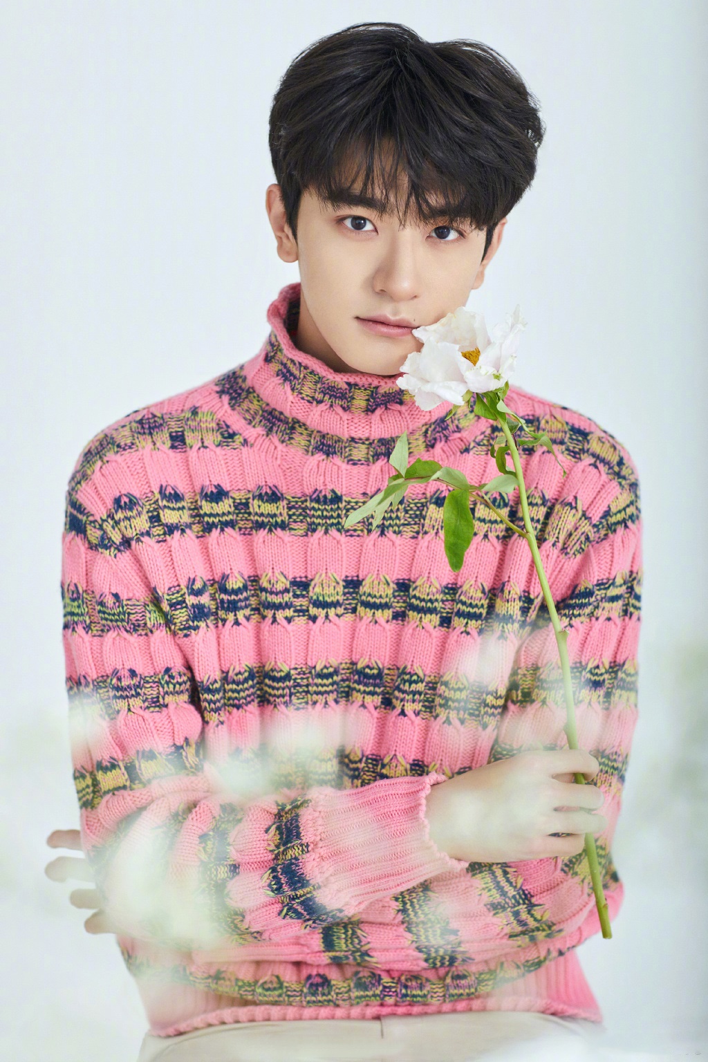 林一身穿粉色条纹毛衣搭配杏色长裤出镜,温润俊郎,时髦帅气