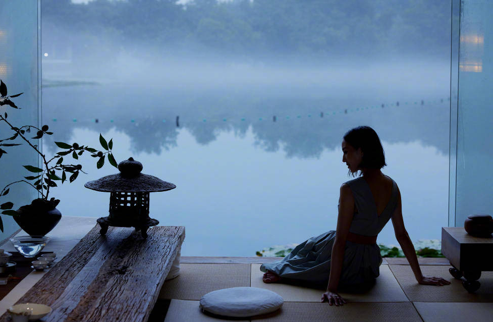 张钧甯拍冷调意境大片 穿淡蓝色连衣裙显优雅气质