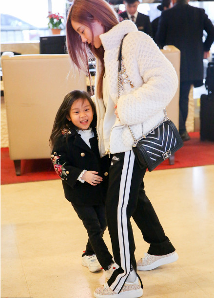 李小璐和甜馨现身机场,甜馨全程在逗李小璐,换来却是这样表情!