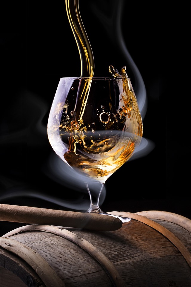 雪茄玻璃杯酒烟