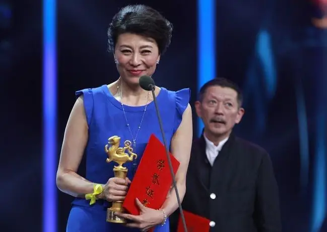 她是张嘉译的前妻, 患病后遭男子分手, 今靠女儿跑龙套养活_岳红_发展