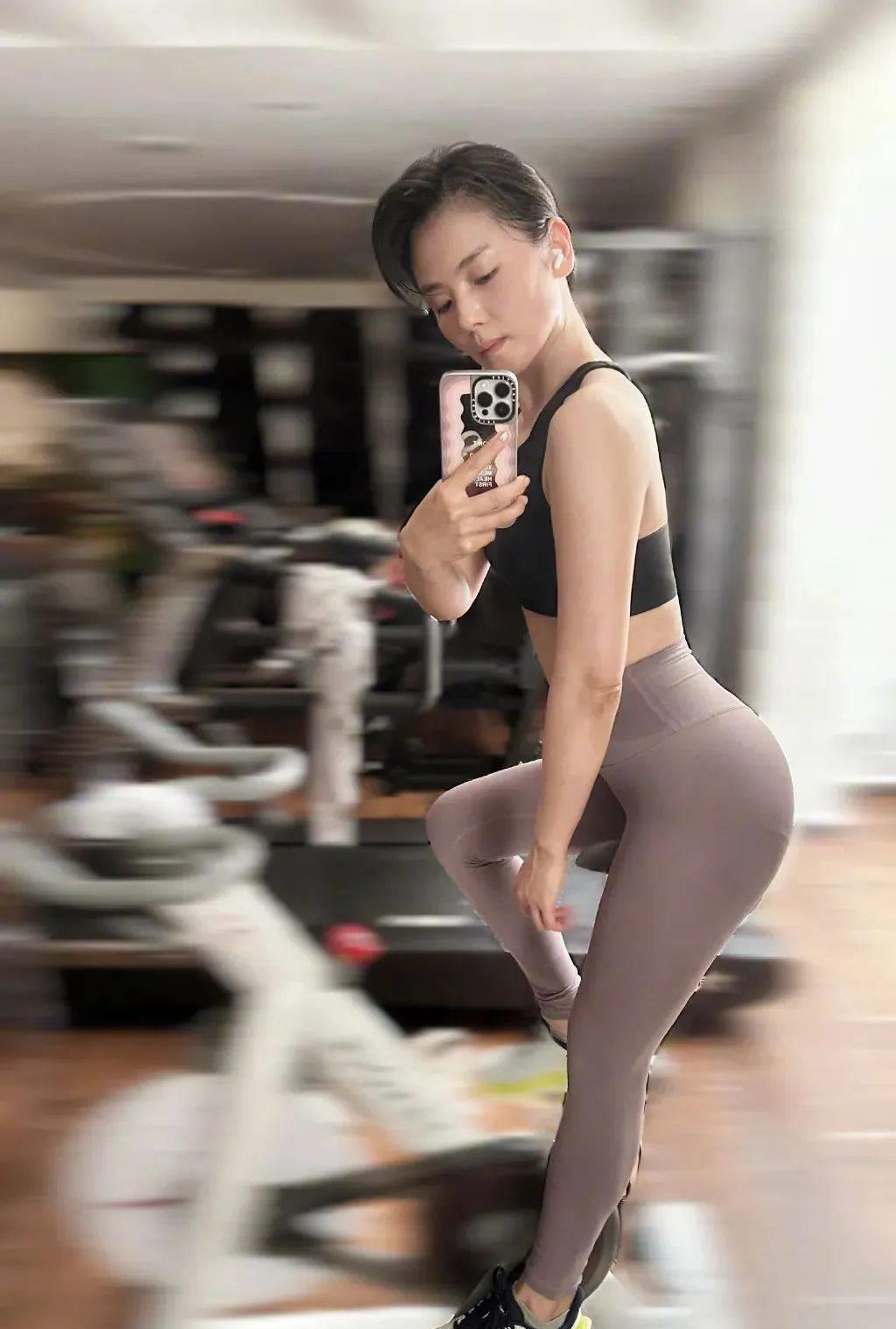 45岁刘涛秀翘臀马甲线:唯有运动,能逆转人生时钟_生活_健身_方式